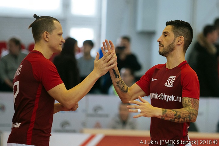 Футболисты «Сибиряка» попросили помощи у Травникова Футболисты «Сибиряка» попросили помощи у Травникова