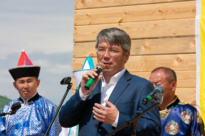 «Получается дешевая оперетка»