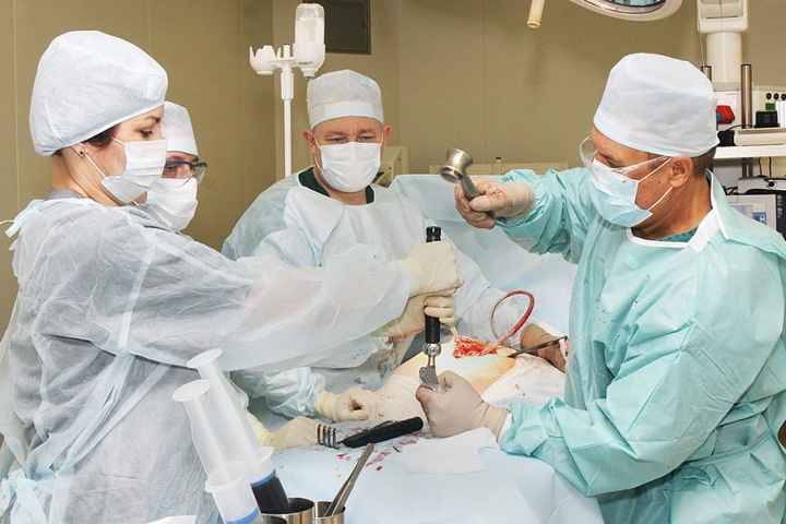 Глава минздрава Забайкалья заменил сустав больному