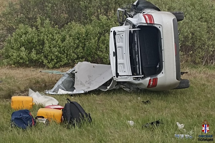 Трое полицейских разбились в Омской области в аварии с большегрузом