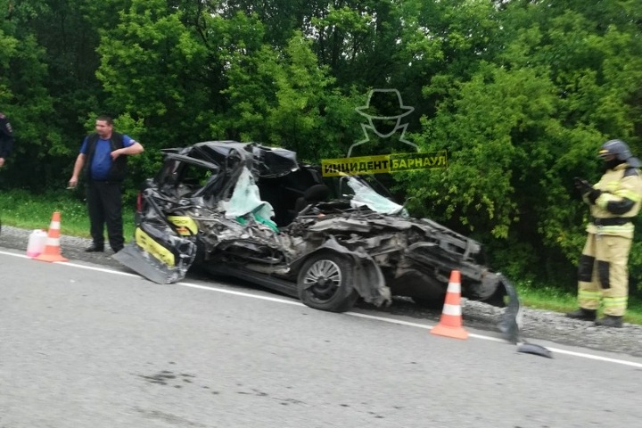 Такси столкнулось с грузовиком на Алтае. Есть погибшие Такси столкнулось с грузовиком на Алтае. Есть погибшие