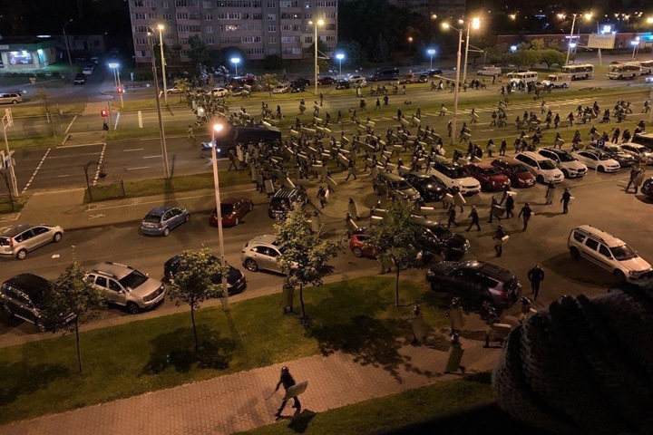 ОМОН избивает людей в Белоруссии. Силовики ездят под видом врачей