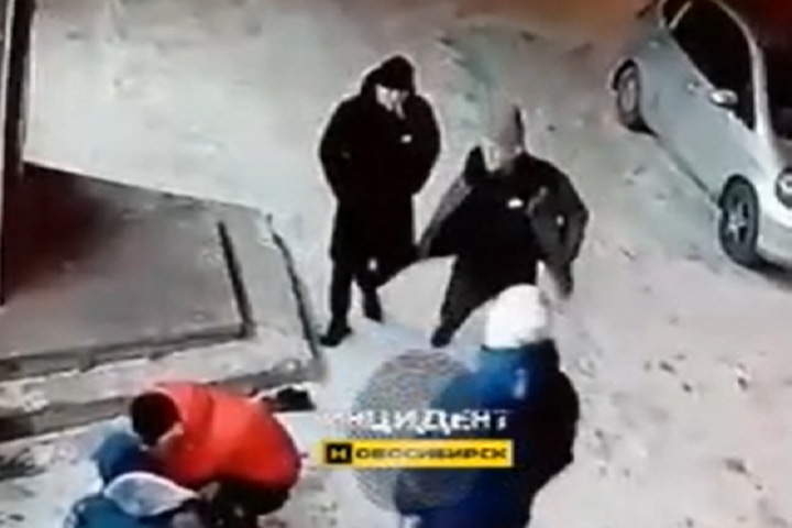 Компания пьяных новосибирцев избила девушку-таксиста и угнала ее машину