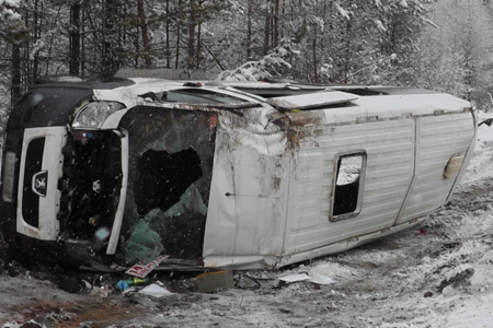 Маршрутка перевернулась в Братске, пострадали два пассажира Маршрутка перевернулась в Братске, пострадали два пассажира