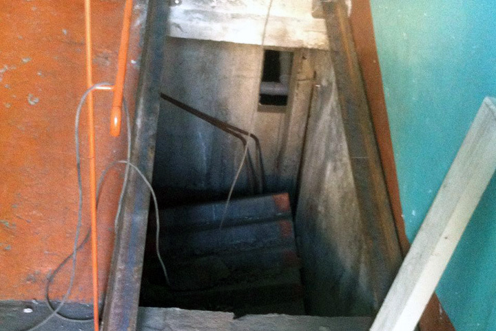 Пенсионерка упала вместе с лестничным пролетом в подвал многоэтажки в Бийске