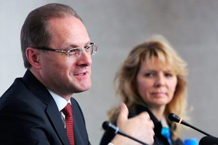 Новосибирский губернатор отпустил Марину Панову в Москву