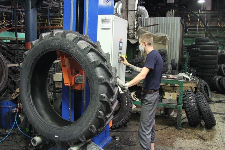 Работники шинного комбината устроили забастовку из-за «заморозки» зарплат на Алтае