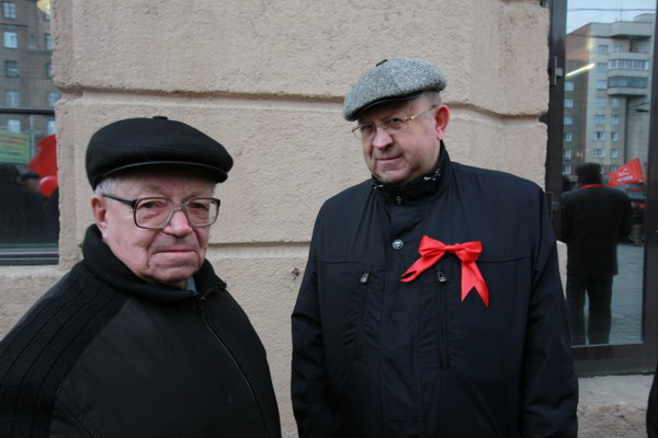 Анатолий Локоть поздравил бывшего руководителя области с 89-летием Анатолий Локоть поздравил бывшего руководителя области с 89-летием