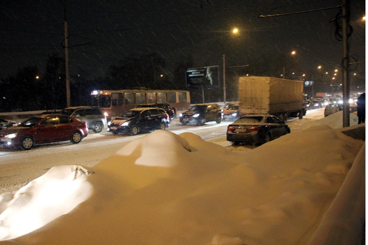 Локоть проверит уборку снега во дворах по сообщениям горожан Локоть проверит уборку снега во дворах по сообщениям горожан