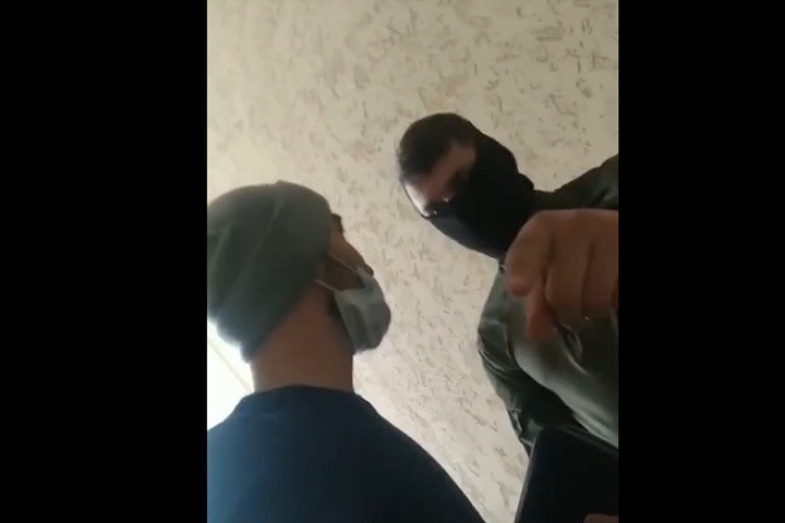 «Пойми, мы на эмоциях»: гражданина Узбекистана грубо задержали в миграционной службе МВД Томска