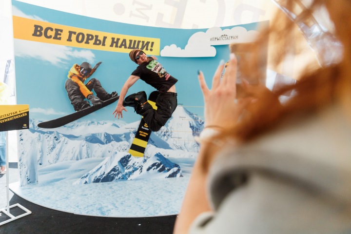 "Билайн" забрендировал самый массовый спуск горнолыжников в купальных костюмах "Билайн" забрендировал самый массовый спуск горнолыжников в купальных костюмах