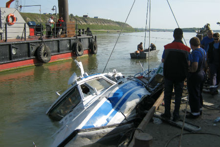 Более 30 человек продолжают оставаться в больницах после столкновения теплохода с баржей на Иртыше