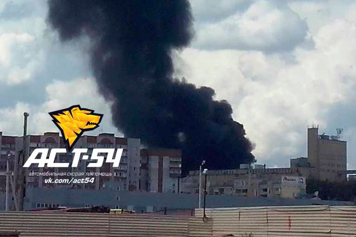 Новосибирские пожарные продолжают бороться с огнём на Большевистской Новосибирские пожарные продолжают бороться с огнём на Большевистской