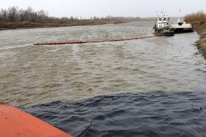 Специалисты начали устранять разлив нефтепродуктов в Оби