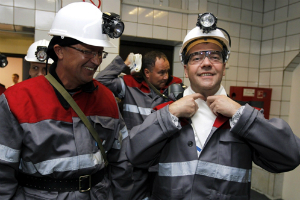 Медведев в Кузбассе покупал квас, спускался в шахту и управлял горнопроходческим комплексом