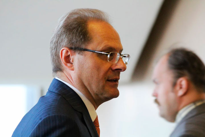 Новосибирский экс-губернатор сохранил статус подозреваемого после многочасового допроса