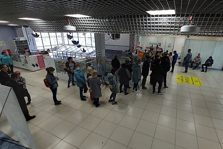 Кемеровчане столпились в ТЦ на вакцинацию. Фото Кемеровчане столпились в ТЦ на вакцинацию. Фото
