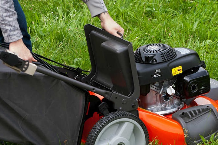 Надежные бензиновые и электрические газонокосилки: особенности выбора