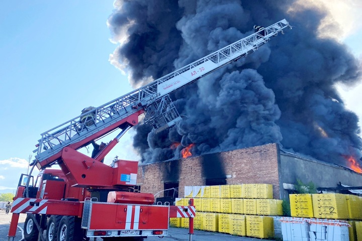 Склады со стройматериалами загорелись в Кызыле Склады со стройматериалами загорелись в Кызыле