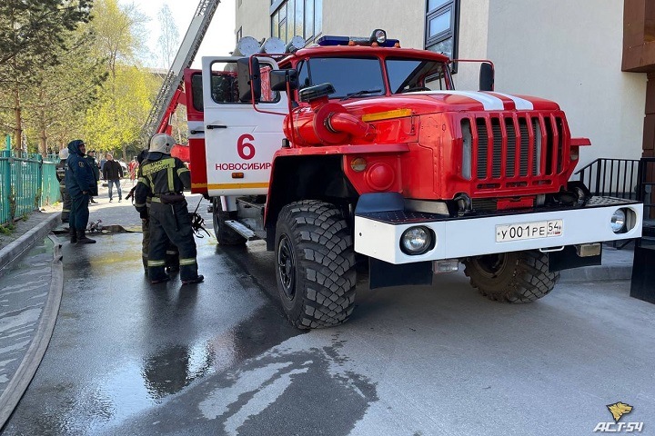 Бизнес-центр Stalin-House загорелся в Новосибирске
