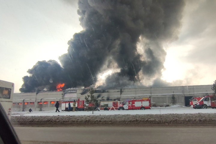 Склад холодильников загорелся в Красноярске. Площадь пожара достигла 12,5 тыс. кв. метров Склад холодильников загорелся в Красноярске. Площадь пожара достигла 12,5 тыс. кв. метров