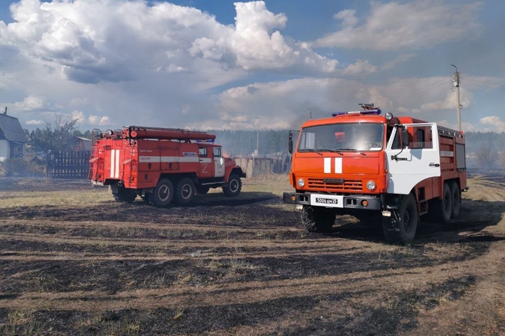 Пал травы перекинулся на дома и ферму в Бурятии Пал травы перекинулся на дома и ферму в Бурятии