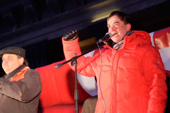 «Наша Родина — СССР»: коммунисты отметили юбилей революции на ступенях новосибирского театра оперы и балета 