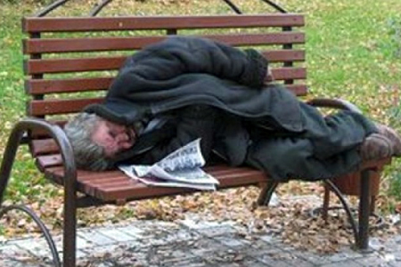 Кемеровский бомж впал в кому после обеда на украденные у дворника деньги