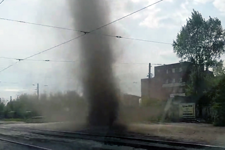 Смерчи прошли по Омску и Новосибирску (видео)