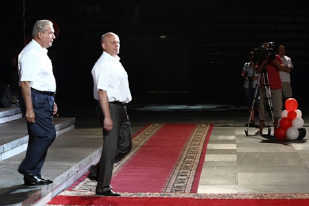 Омский губернатор предложил уволиться чиновникам, которые рассчитывали «по старинке делать темные дела» Омский губернатор предложил уволиться чиновникам, которые рассчитывали «по старинке делать темные дела»