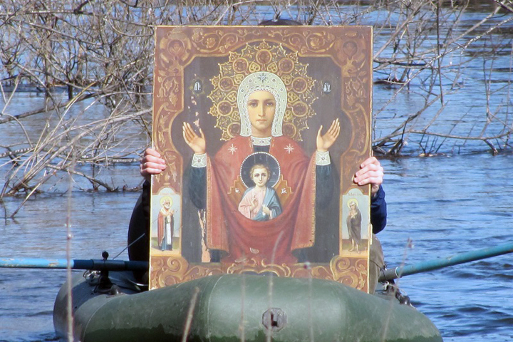 Крестный ход против паводка прошел в Омской области