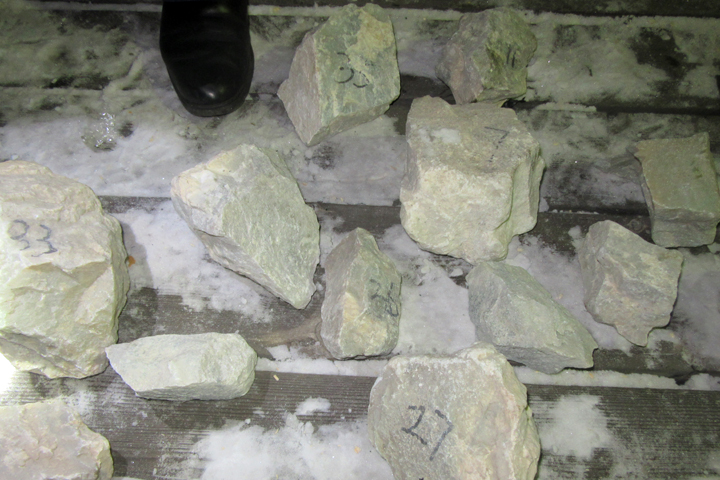 Редкий белый нефрит пытались вывезти в поезде из Сибири в Китай Редкий белый нефрит пытались вывезти в поезде из Сибири в Китай