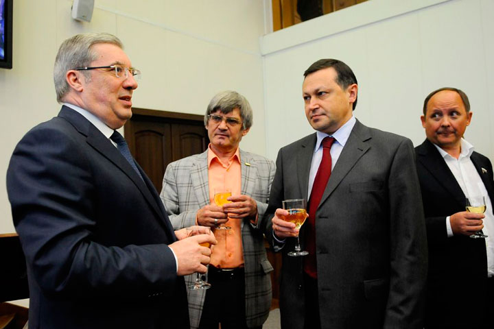 «Ему надо показать красноярцам, что он не собирается быть здесь новосибирцем» «Ему надо показать красноярцам, что он не собирается быть здесь новосибирцем»