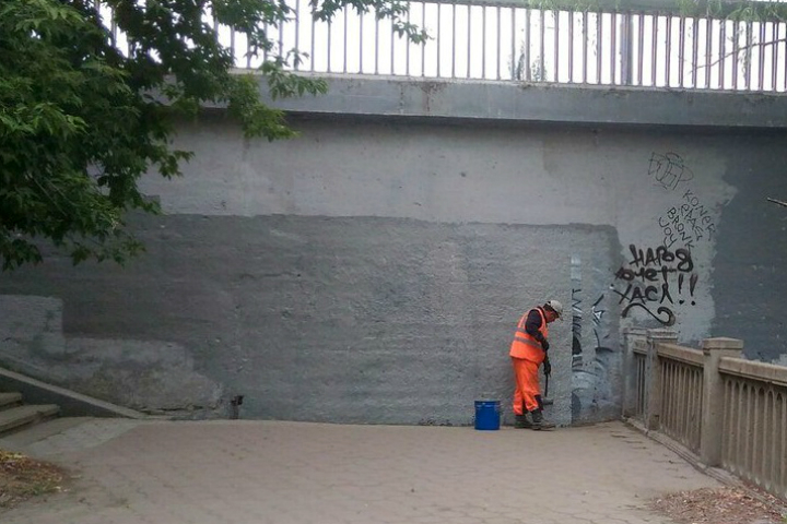 Граффити с Егором Летовым закрасили в Омске Граффити с Егором Летовым закрасили в Омске