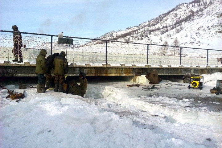 Дорогу и частный сектор подтопило на Алтае Дорогу и частный сектор подтопило на Алтае