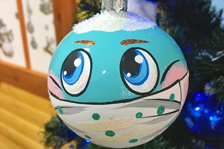 Елочные шары в масках выпустила красноярская фабрика Елочные шары в масках выпустила красноярская фабрика