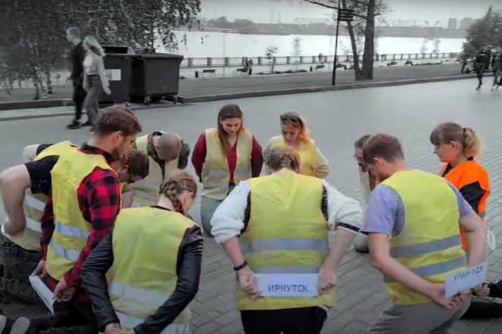 Новосибирцы встали с колен в поддержку жителей Хабаровска Новосибирцы встали с колен в поддержку жителей Хабаровска