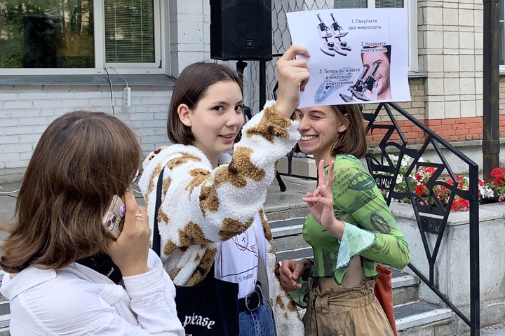 Дистиллят и мыши: химбиоярмарка прошла в физматшколе НГУ. Фото Дистиллят и мыши: химбиоярмарка прошла в физматшколе НГУ. Фото