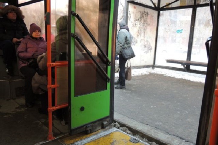 Водитель омской маршрутки зажал школьницу в дверях и протащил 20 метров