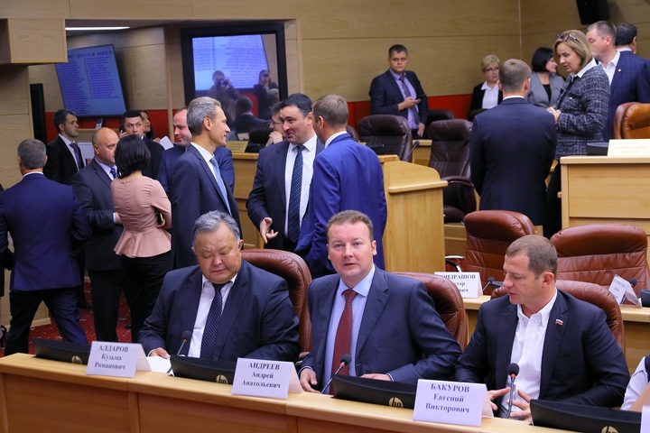 Иркутские коммунисты обвинили единороссов в подкупе и шантаже из-за постов в заксобрании Иркутские коммунисты обвинили единороссов в подкупе и шантаже из-за постов в заксобрании