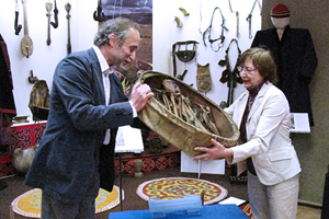 Уникальный шаманский бубен вернулся из Санкт-Петербурга в Сибирь Уникальный шаманский бубен вернулся из Санкт-Петербурга в Сибирь