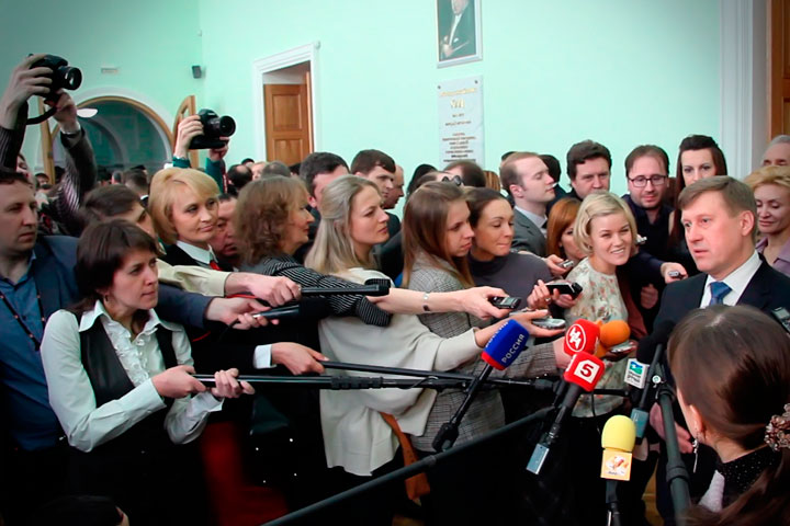 «Теперь все ямки твои»: Локоть обещал заняться наказами другим кандидатам в мэры Новосибирска «Теперь все ямки твои»: Локоть обещал заняться наказами другим кандидатам в мэры Новосибирска