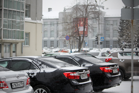 Управделами новосибирского правительства купило два автомобиля за 3 млн рублей