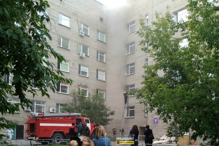Более 100 человек эвакуировали из горящей новосибирской облбольницы Более 100 человек эвакуировали из горящей новосибирской облбольницы