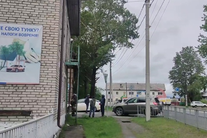 Житель Бурятии бросил гранату в суде и ранил полицейского Житель Бурятии бросил гранату в суде и ранил полицейского