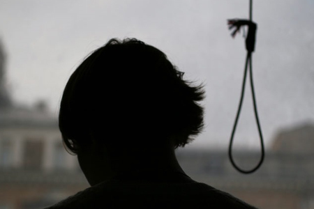 Кузбасская учительница повесилась на кладбище из-за кредитов и страха потерять работу Кузбасская учительница повесилась на кладбище из-за кредитов и страха потерять работу