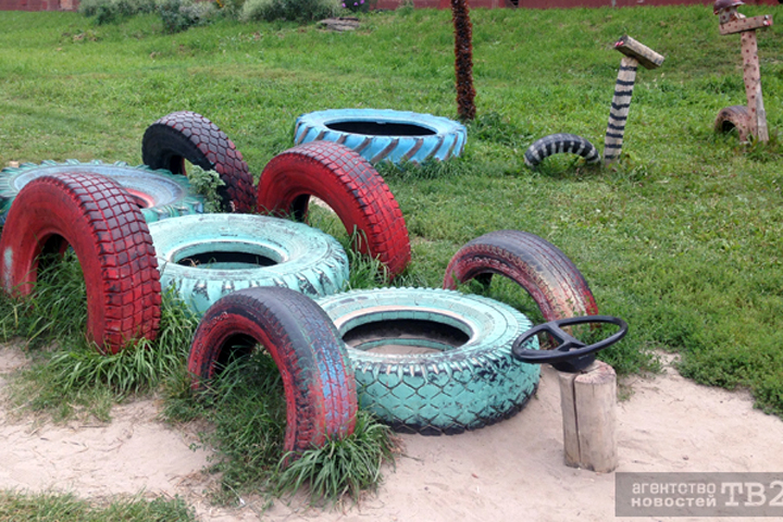 Томские единороссы подарили жителям детскую площадку из покрышек