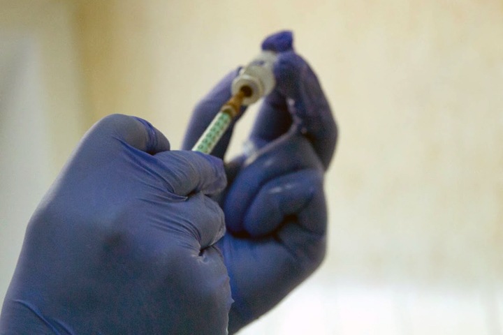 Власти зарегистрировали вакцину от COVID-19, испытатели которой массово заболели в Новосибирске