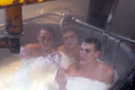 Омский Роспотребнадзор приостановил работу предприятия, сотрудники которого купались в ванне с молоком 