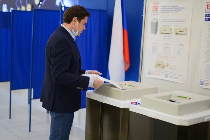 Новосибирский эсер поблагодарил единороссов за участие в его кампании на выборах Госдумы Новосибирский эсер поблагодарил единороссов за участие в его кампании на выборах Госдумы